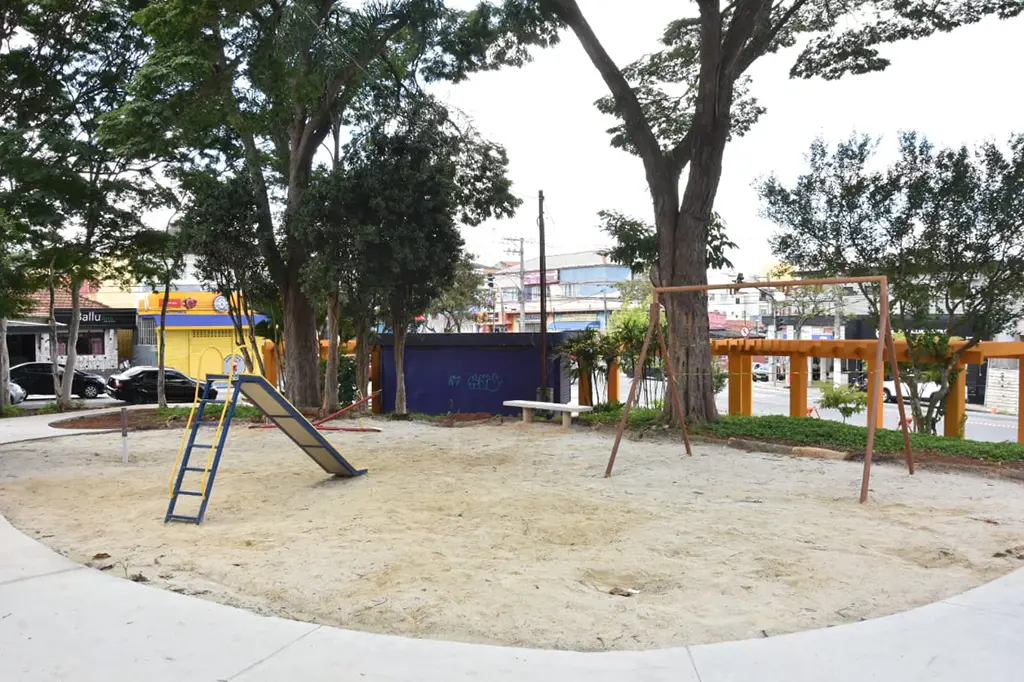 Praça São Camilo, na Vila Camilópolis, em Santo André, será entregue revitalizada em março