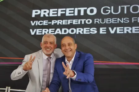 Prefeito Guto Volpi e vice-prefeito Rubens Fernandes durante a cerimônia de posse em Ribeirão Pires no salão nobre do Ribeirão Pires Futebol Clube.