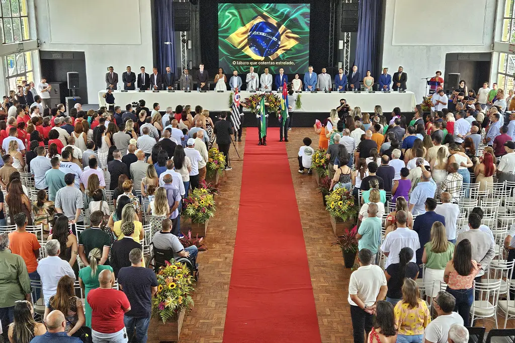 Prefeito Guto Volpi e vice-prefeito Rubens Fernandes durante a cerimônia de posse em Ribeirão Pires no salão nobre do Ribeirão Pires Futebol Clube.