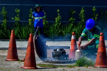 Sabesp identifica conexões irregulares em redes de esgoto na Baixada Santista