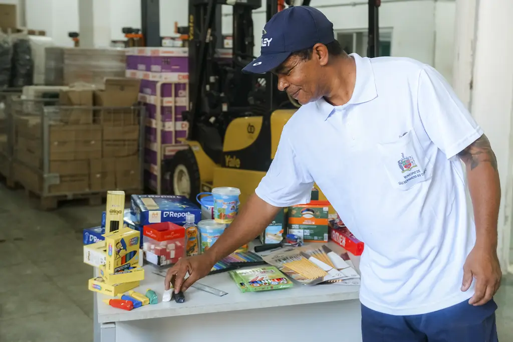 São Bernardo inicia distribuição de kits de materiais às unidades escolares da rede