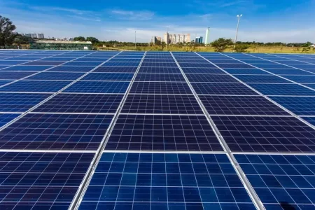 Gráfico demonstrando o aumento na participação de fontes renováveis na matriz energética de São Paulo, com destaque para energia solar e hidráulica.