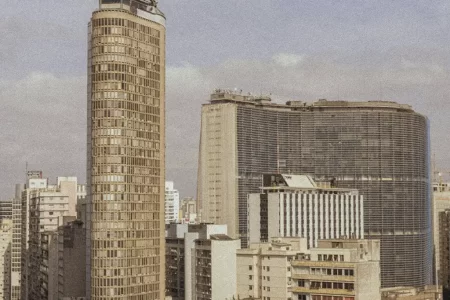 Vista aérea de São Paulo, com destaque para o skyline moderno e os edifícios históricos como o Copan e o Martinelli.