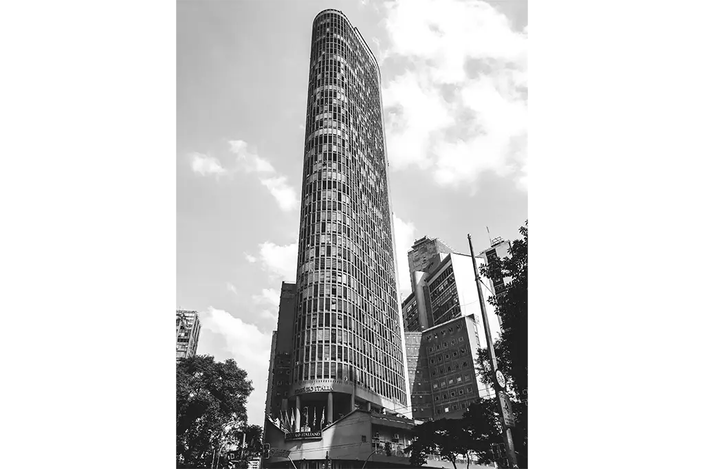 Vista aérea de São Paulo, com destaque para o skyline moderno e os edifícios históricos como o Copan e o Martinelli.