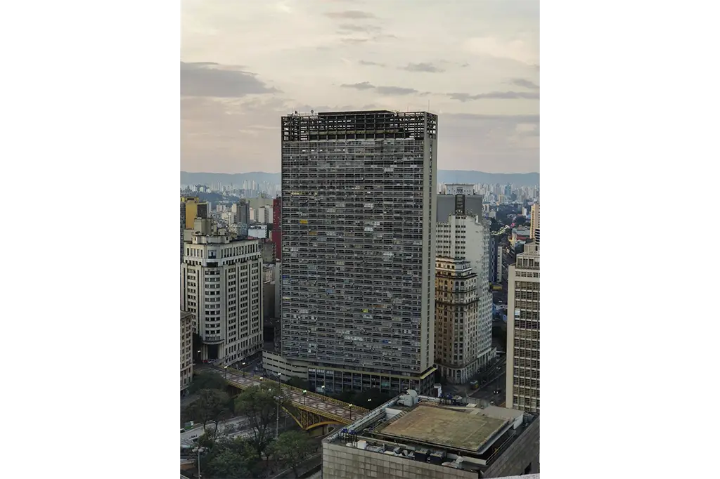 Vista aérea de São Paulo, com destaque para o skyline moderno e os edifícios históricos como o Copan e o Martinelli.