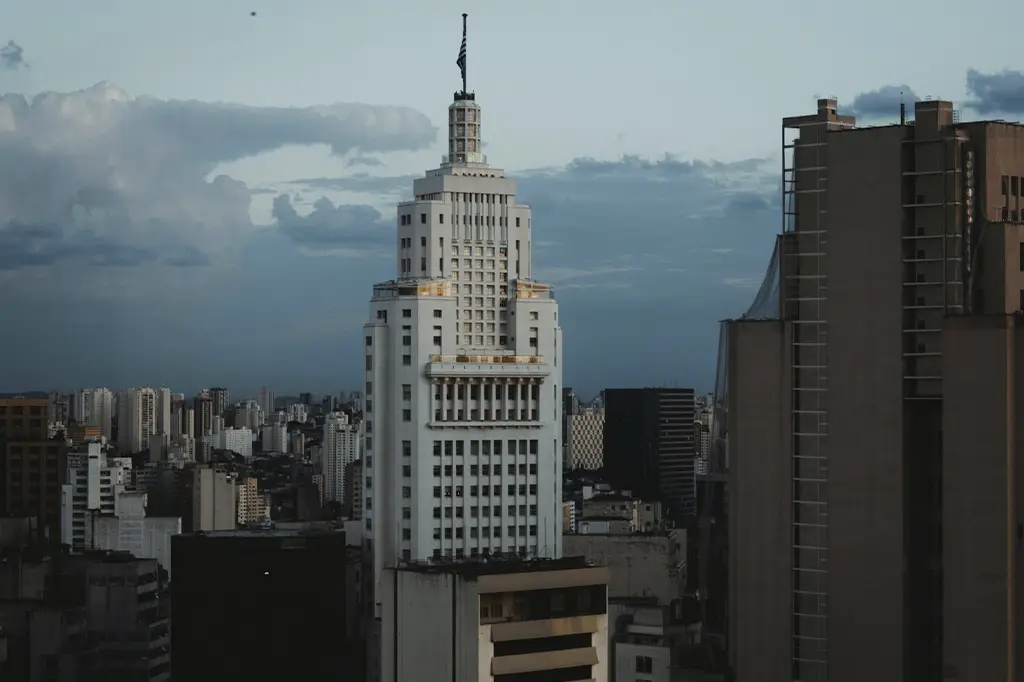 Vista aérea de São Paulo, com destaque para o skyline moderno e os edifícios históricos como o Copan e o Martinelli.