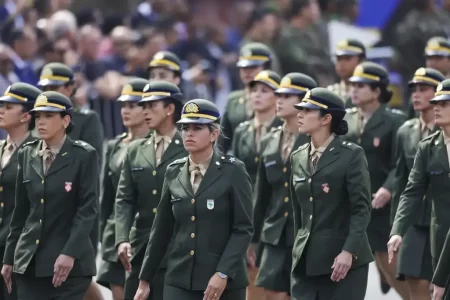 Sete mil mulheres se alistam no serviço militar em 2 dias