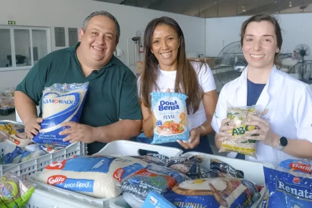 Colecionadores exibindo fuscas antigos durante o 11º Encontro de Fuscas no São Bernardo Plaza Shopping