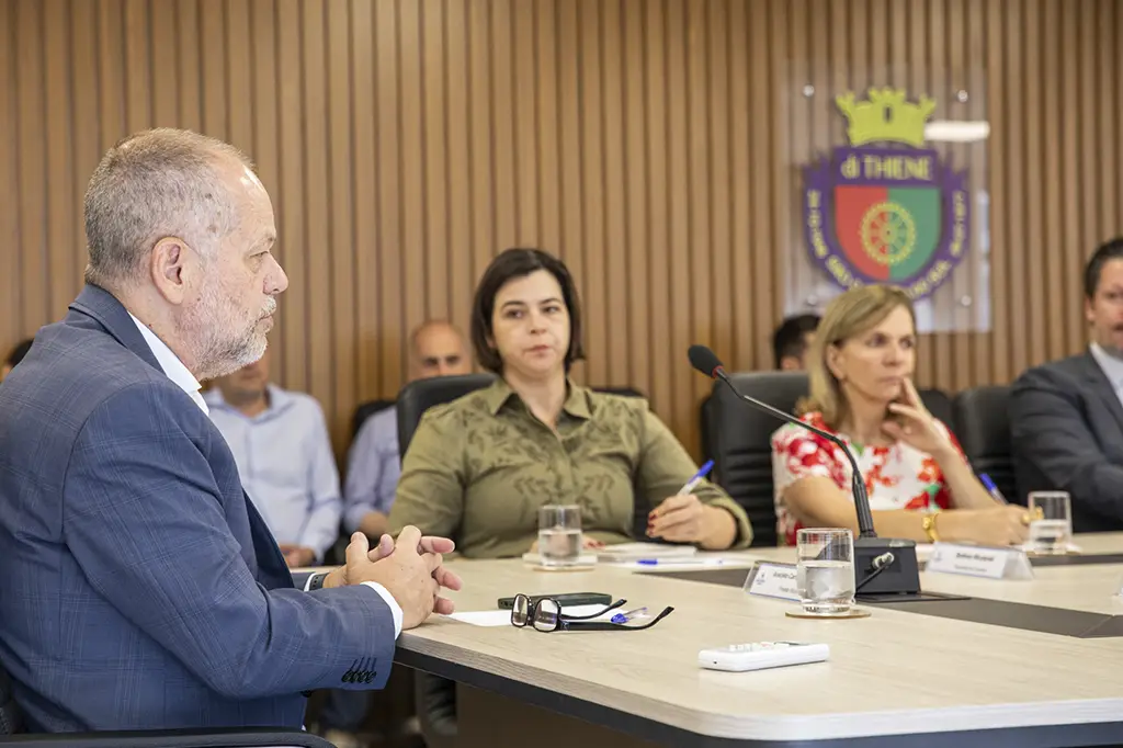 Prefeito Tite Campanella discursa em reunião com o secretariado no Palácio da Cerâmica, alinhando prioridades do governo de São Caetano do Sul.