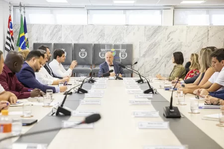 Prefeito Tite Campanella discursa em reunião com o secretariado no Palácio da Cerâmica, alinhando prioridades do governo de São Caetano do Sul.