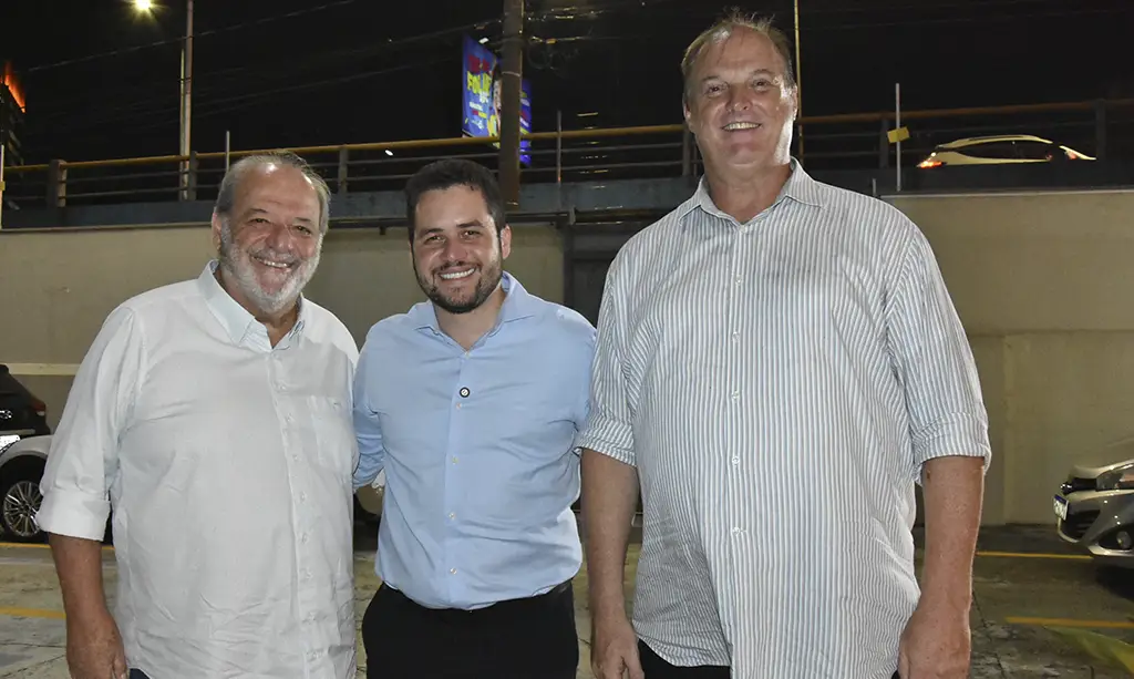ACISA celebra 87 anos impulsionando o desenvolvimento empresarial em Santo André 1 Diretoria da ACISA comemora 87 anos de fundação em evento com associados e autoridades locais.