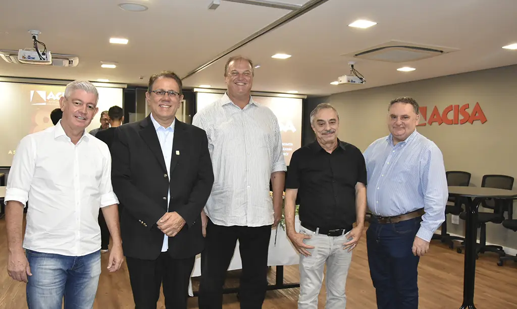 ACISA celebra 87 anos impulsionando o desenvolvimento empresarial em Santo André 3 Diretoria da ACISA comemora 87 anos de fundação em evento com associados e autoridades locais.