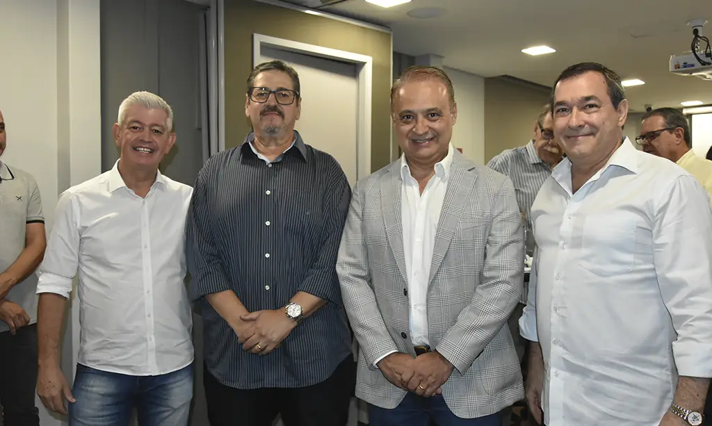 ACISA celebra 87 anos impulsionando o desenvolvimento empresarial em Santo André 4 Diretoria da ACISA comemora 87 anos de fundação em evento com associados e autoridades locais.