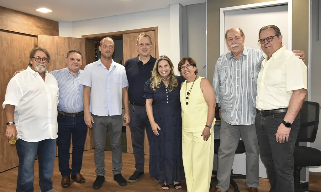 ACISA celebra 87 anos impulsionando o desenvolvimento empresarial em Santo André 2 Diretoria da ACISA comemora 87 anos de fundação em evento com associados e autoridades locais.