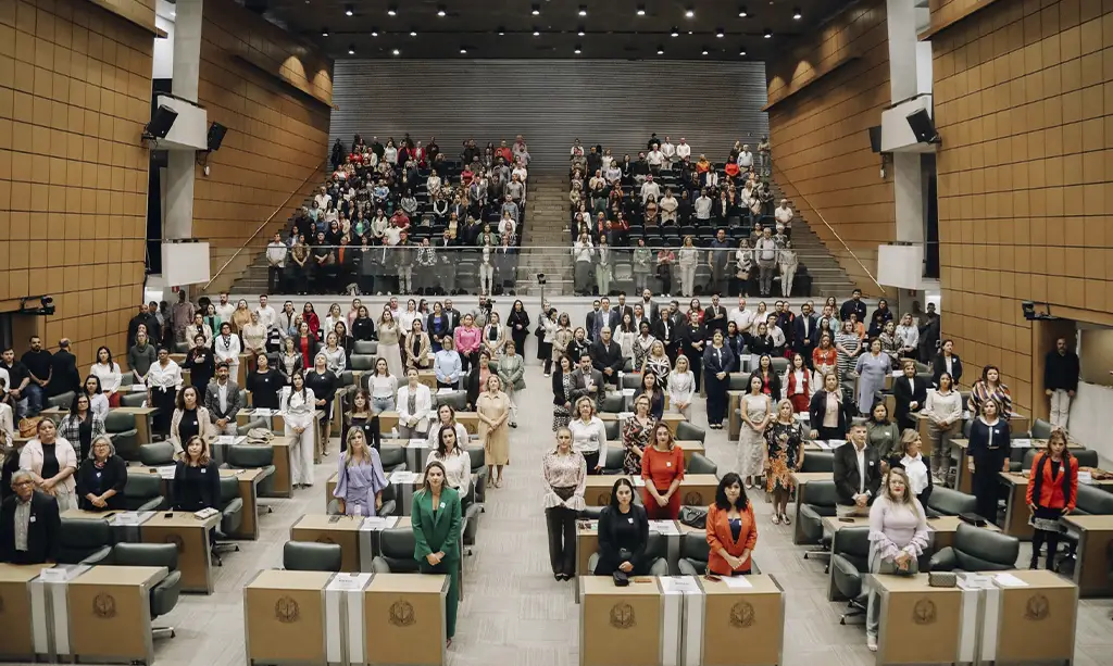 Alesp aprova projeto de Ana Carolina Serra instituindo o Dia Estadual dos Fundos Sociais de Solidariedade 1 Deputada Ana Carolina Serra discursa na Alesp sobre a criação do Dia Estadual dos Fundos Sociais de Solidariedade.