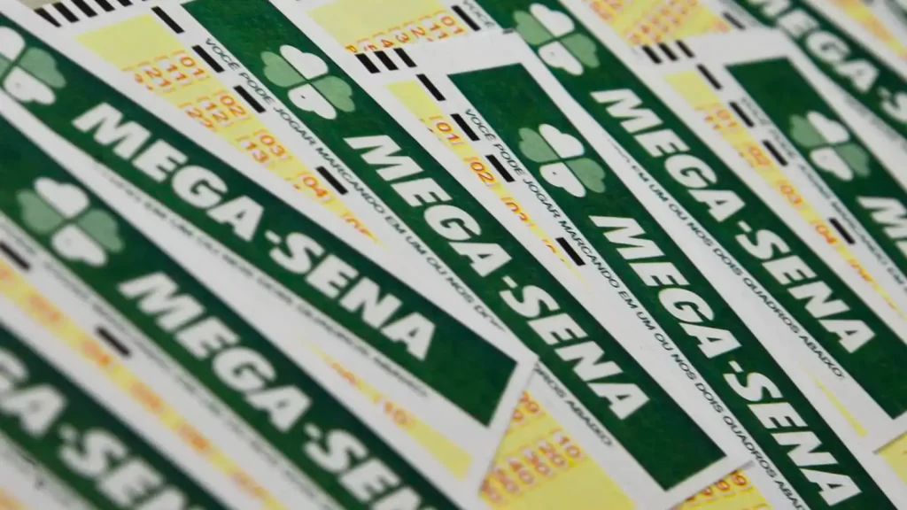 Bilhete da Mega-Sena com números sorteados e valores dos prêmios do concurso.