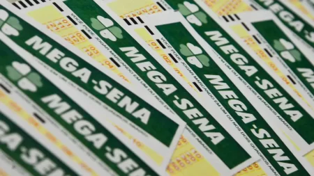 Bilhete da Mega-Sena com números sorteados e valores dos prêmios do concurso.