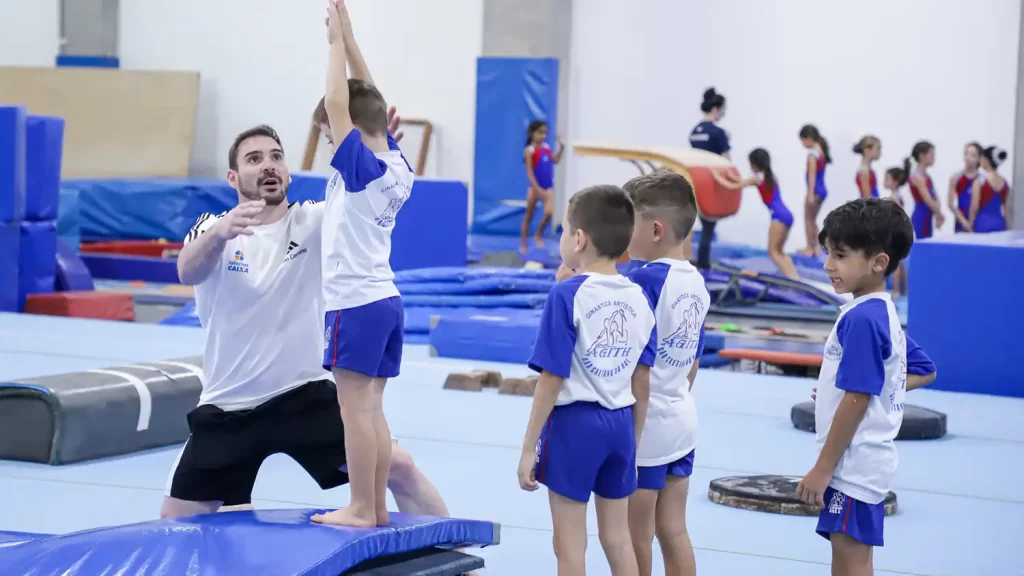 Arthur Zanetti orientando crianças durante aula de ginástica artística no Centro de Excelência em São Caetano do Sul.