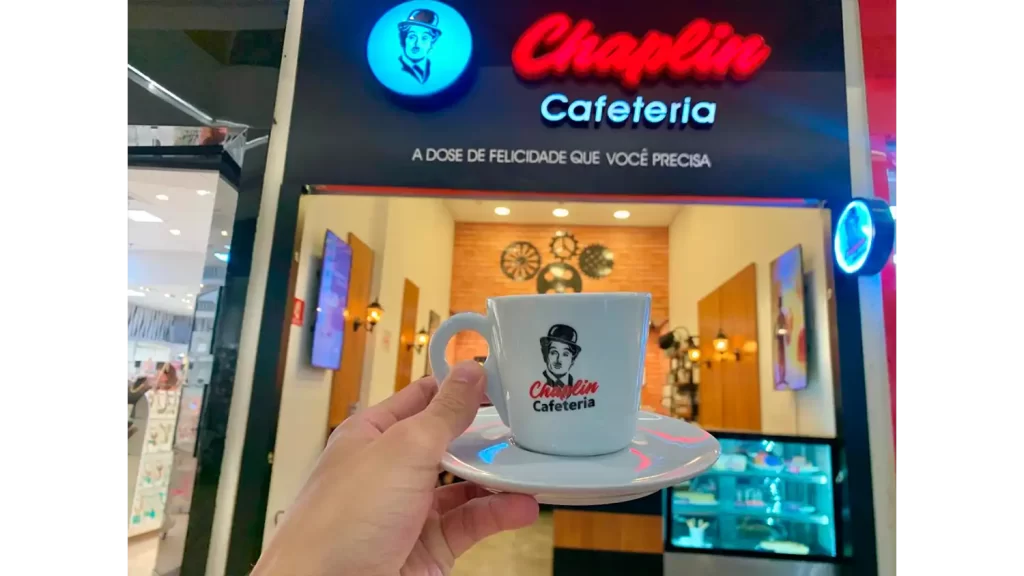 Atrium Shopping é destino para quem procura os melhores cafés de Santo André 1 Ambiente aconchegante de uma cafeteria no Atrium Shopping, com uma xícara de café e um bolo fresco sobre a mesa.