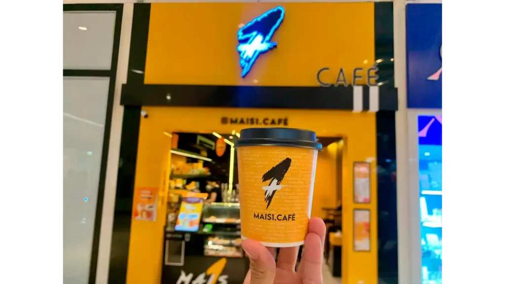 Atrium Shopping é destino para quem procura os melhores cafés de Santo André 2 Ambiente aconchegante de uma cafeteria no Atrium Shopping, com uma xícara de café e um bolo fresco sobre a mesa.