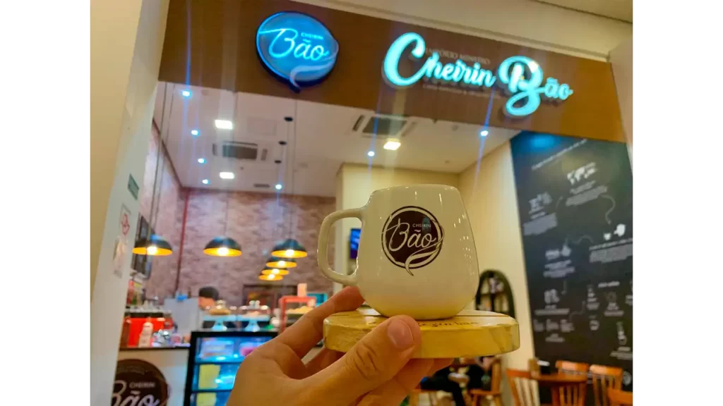 Atrium Shopping é destino para quem procura os melhores cafés de Santo André 3 Ambiente aconchegante de uma cafeteria no Atrium Shopping, com uma xícara de café e um bolo fresco sobre a mesa.