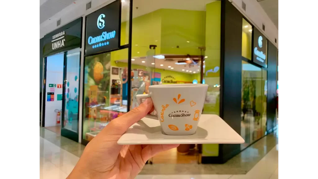 Atrium Shopping é destino para quem procura os melhores cafés de Santo André 5 Ambiente aconchegante de uma cafeteria no Atrium Shopping, com uma xícara de café e um bolo fresco sobre a mesa.