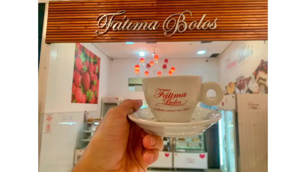 Atrium Shopping é destino para quem procura os melhores cafés de Santo André 6 Ambiente aconchegante de uma cafeteria no Atrium Shopping, com uma xícara de café e um bolo fresco sobre a mesa.
