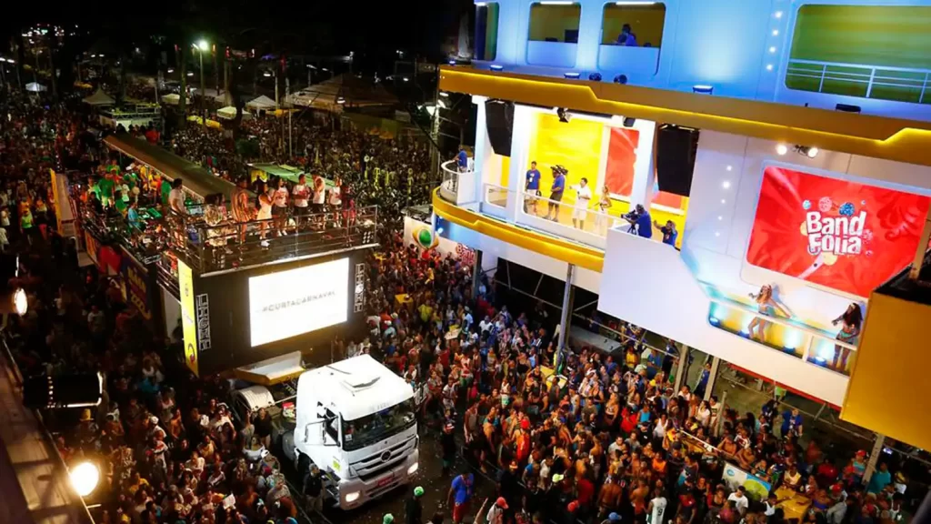 Palco do Band Folia com trio elétrico e multidão comemorando o Carnaval 2025 em Salvador.