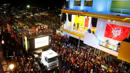 Palco do Band Folia com trio elétrico e multidão comemorando o Carnaval 2025 em Salvador.
