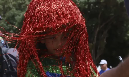 Crianças fantasiadas participando de um bloco infantil durante o pré-carnaval em São Paulo, com música e atividades lúdicas.