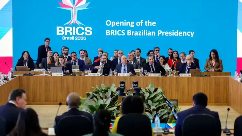 Mauro Vieira discursa na abertura da reunião do Brics 2025, destacando a liderança do Brasil no bloco.