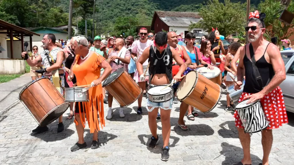 Bloco das Bruacas desfila pelas ruas de Paranapiacaba com foliões fantasiados e ao som de marchinhas carnavalescas.