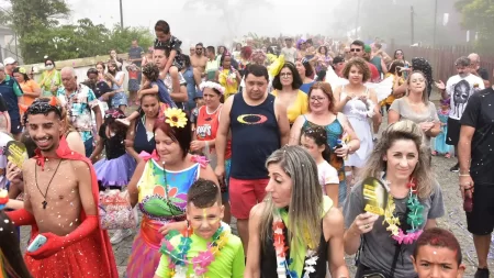 Bloco de rua anima foliões no Carnaval 2025 em Santo André, com festa para todas as idades.