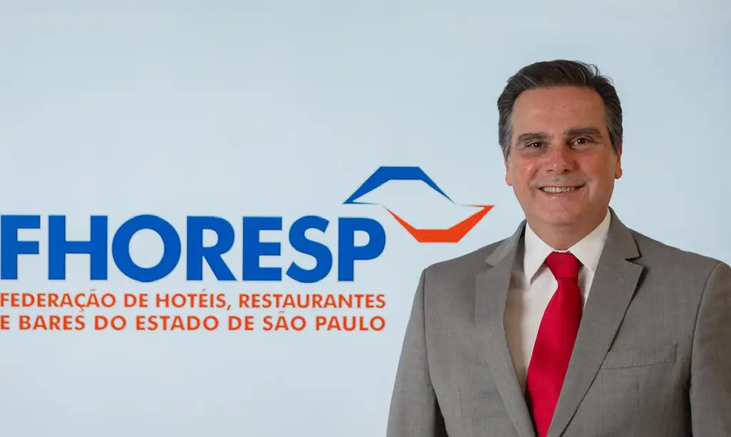 Clientes em um restaurante observando o cardápio, refletindo o aumento dos preços dos alimentos em 2024.