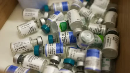 Médico aplica vacina tríplice viral em criança para prevenção contra sarampo, caxumba e rubéola.