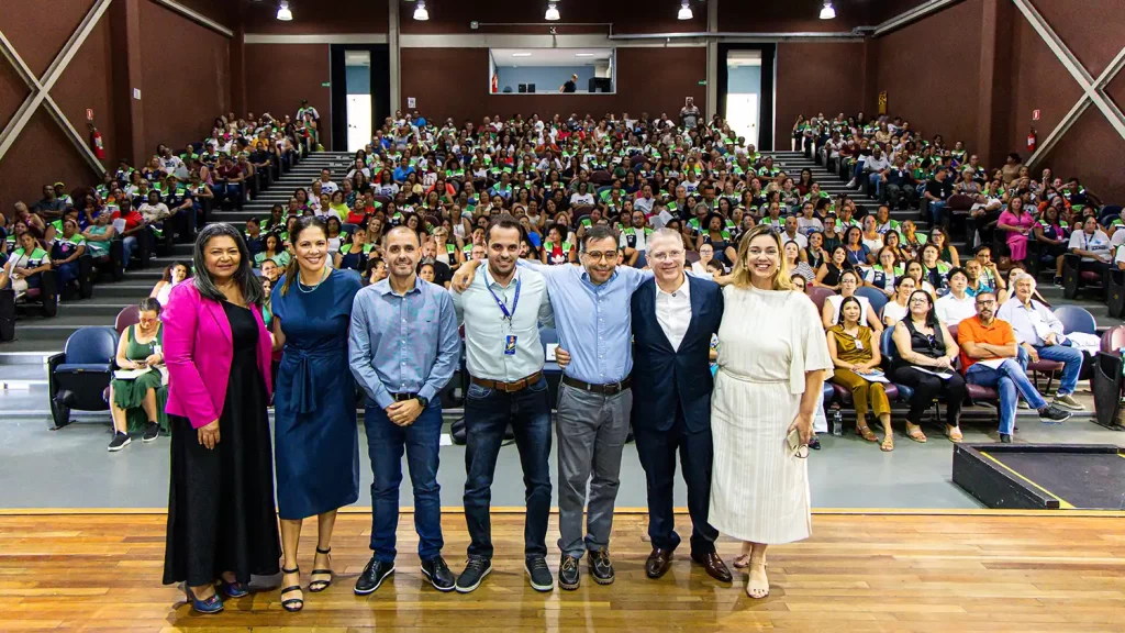 Agentes de saúde participam de treinamento no Teatro Inezita Barroso para reforçar ações contra a dengue em São Bernardo.