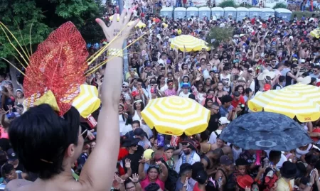 Policiais militares patrulhando as ruas de São Paulo durante o Carnaval, garantindo a segurança dos foliões.