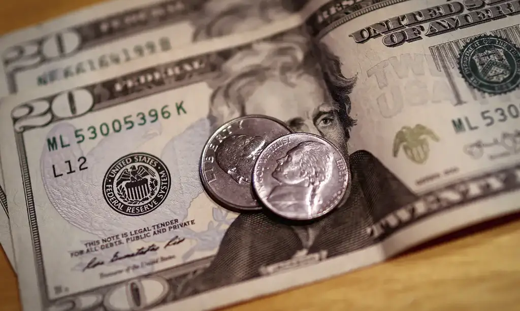 Painel eletrônico exibindo a cotação do dólar e o desempenho do Ibovespa na bolsa de valores