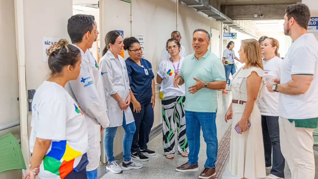 Preta Gil canta a música "Tudo Vai Passar", trilha sonora do filme Câncer com Ascendente em Virgem, ao lado da equipe de produção.