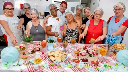 Alunos do curso de compotas e geleias artesanais exibem suas produções no encerramento da capacitação em Mauá.