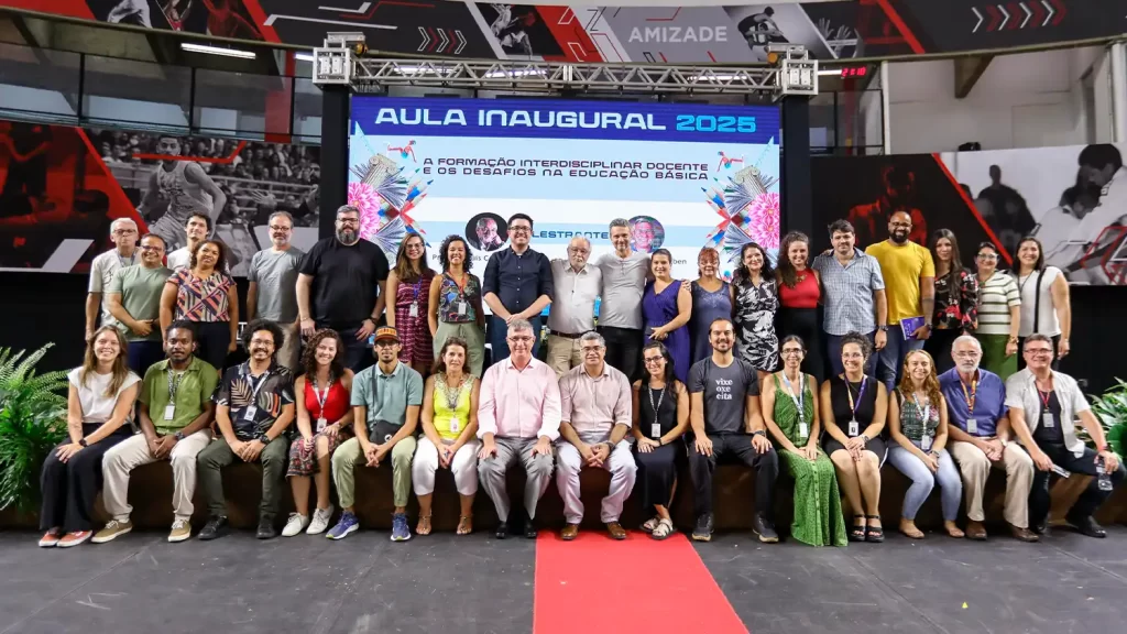 Professores e alunos participam da Aula Inaugural da Faculdade SESI de Educação, debatendo formação interdisciplinar e desafios da docência.