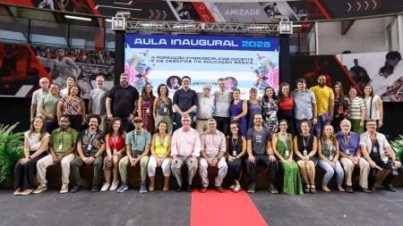 Professores e alunos participam da Aula Inaugural da Faculdade SESI de Educação, debatendo formação interdisciplinar e desafios da docência.