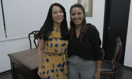 Primeiras-damas Zana Lima e Cristiane Freitas durante reunião no Palácio dos Bandeirantes discutindo projetos sociais para São Bernardo.