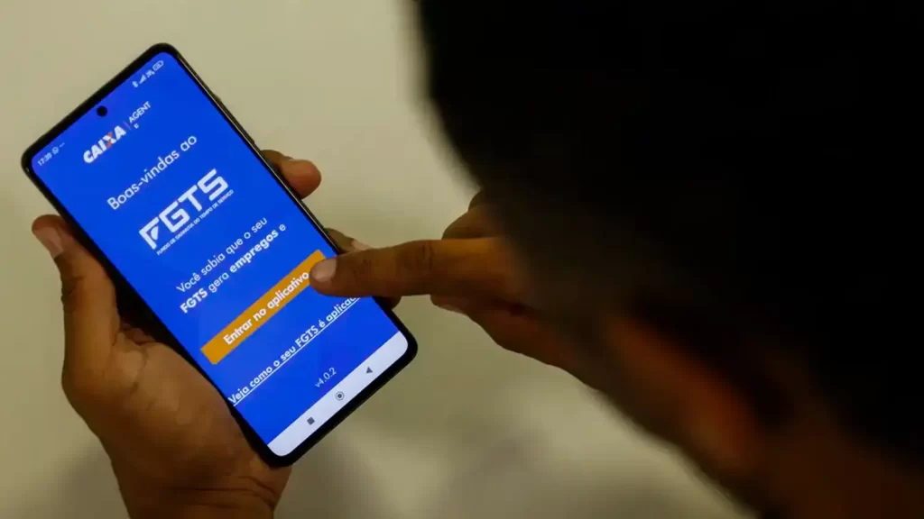 Trabalhador acessando aplicativo da Caixa para consultar saldo do FGTS após nova medida provisória.