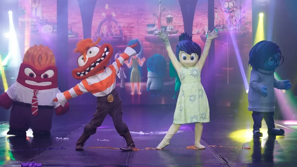 Happy Day Circus apresenta o espetáculo "Disney Magic Show" no feriado de carnaval em Santo André 1 Ambiente aconchegante de uma cafeteria no Atrium Shopping, com uma xícara de café e um bolo fresco sobre a mesa.