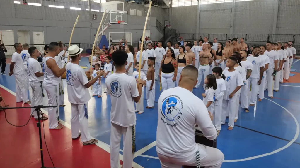Participantes das Oficinas Culturais de Mauá durante aula de dança.