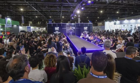 Desfile do Brasil Fashion Designers 2025 na FebraTêxtil, destacando a coleção vencedora de Mariana Rossetto