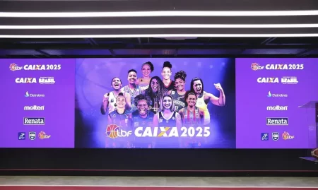 Jogadoras e dirigentes posam durante o lançamento oficial da temporada 2025 da Liga de Basquete Feminino na Arena Centauro, em São Paulo