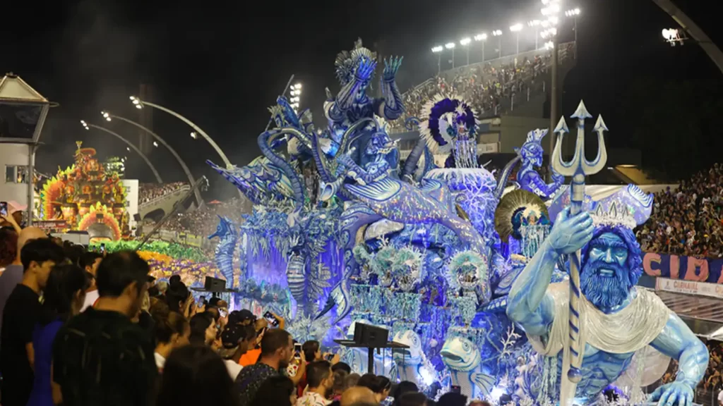 Foliões embarcam no metrô de São Paulo em operação especial para o Carnaval, com reforço na segurança e horários estendidos.