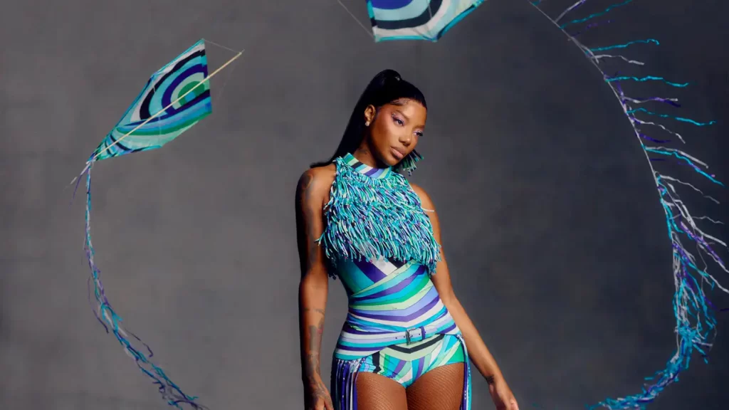 Ludmilla no circuito Barra-Ondina em Salvador, vestindo figurino Pucci inspirado na liberdade e na cultura brasileira.